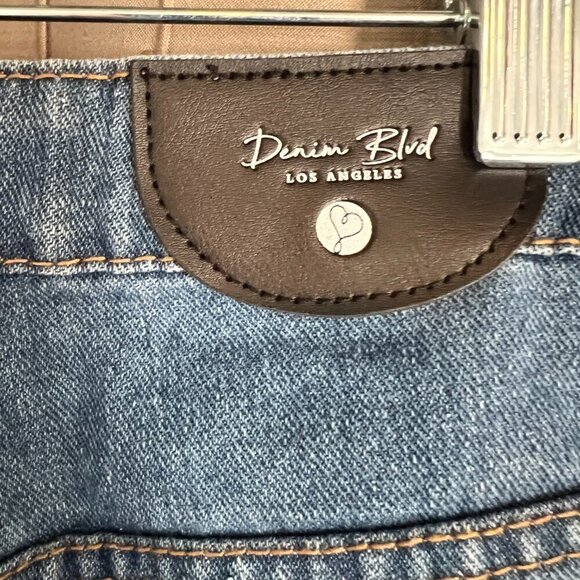 Denim Blvd Los Angeles Medium Wash Boyfriend Chain Side Jeans, Size Small - Picture 8 of 12